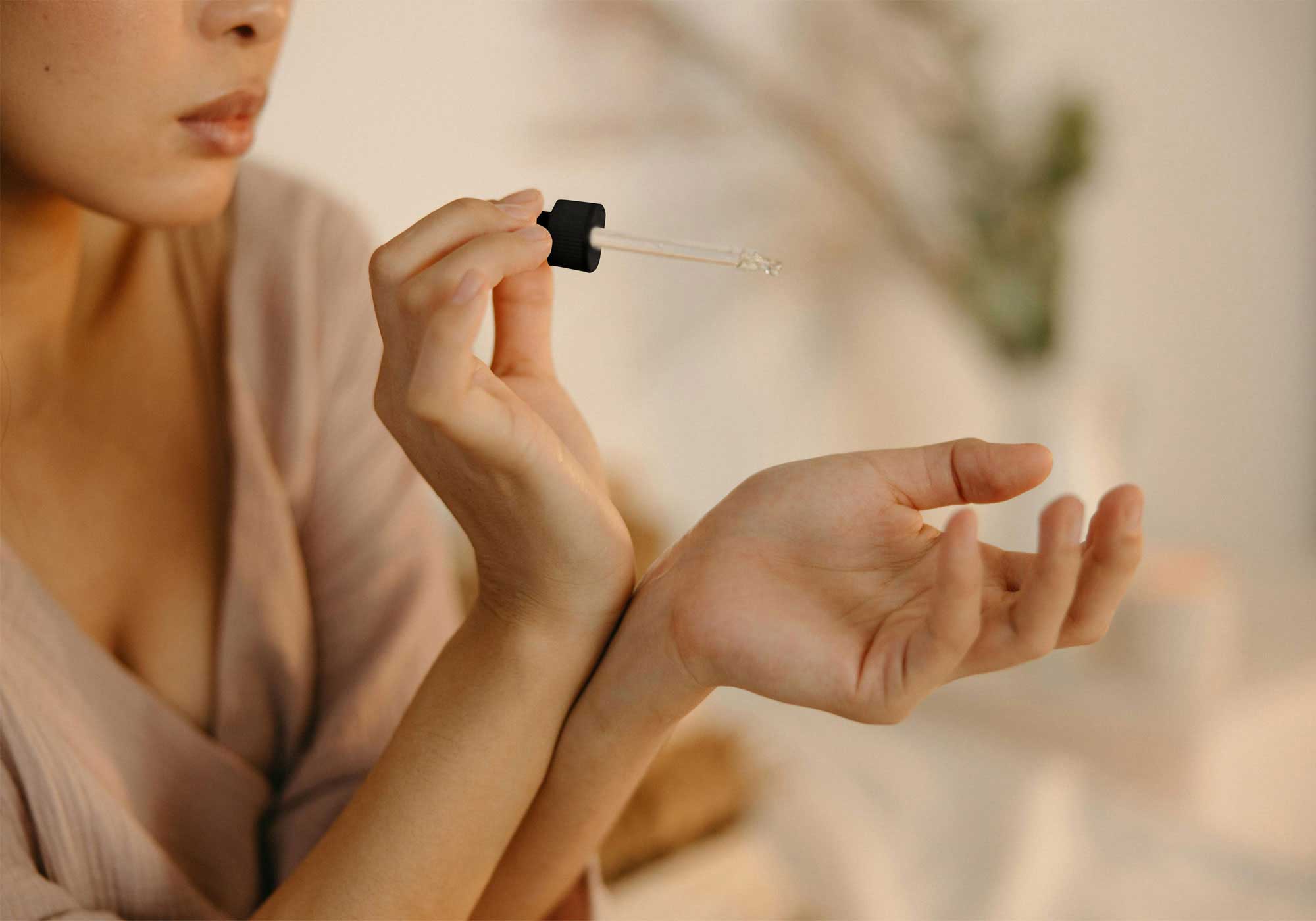 modella con olio viso baku urbanic cosmetics
